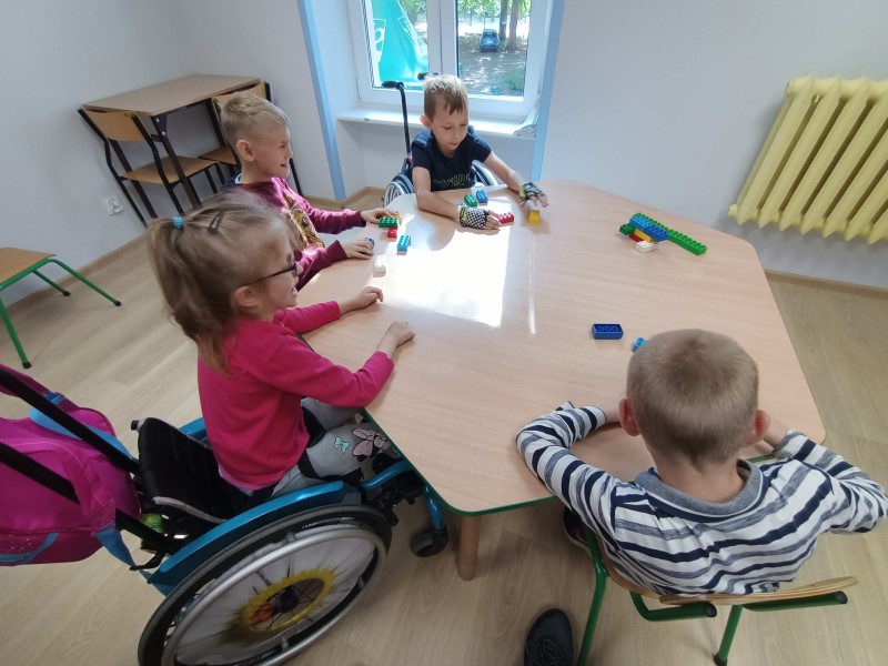 dzieci na wózkach i lego educaton